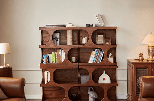 Notenhouten design vakkenkast met organische vormen